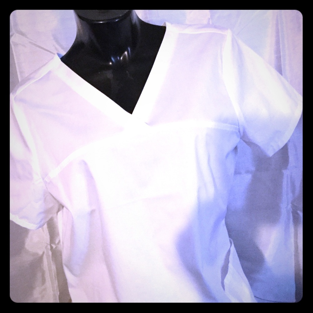 BRAND NEW❗️White shirt sleeve scrub.